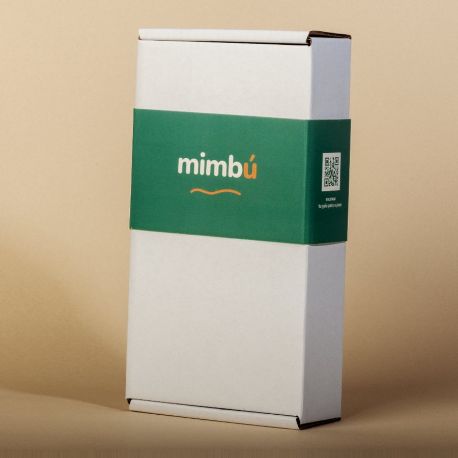 la caja de mimbú cerrada y de pie, con su faja verde, el wordmark y el QR de la guía en el lomo